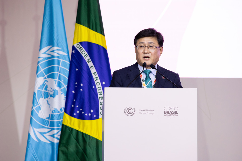 김성환 기후에너지환경부 장관이 17일(현지시간) 브라질 벨렝에서 열린 제30차 유엔기후변화협약당사국총회(COP30)에서 2035 NDC 목표에 대해 고위급 연설을 하고 있다. [사진=기후에너지환경부]