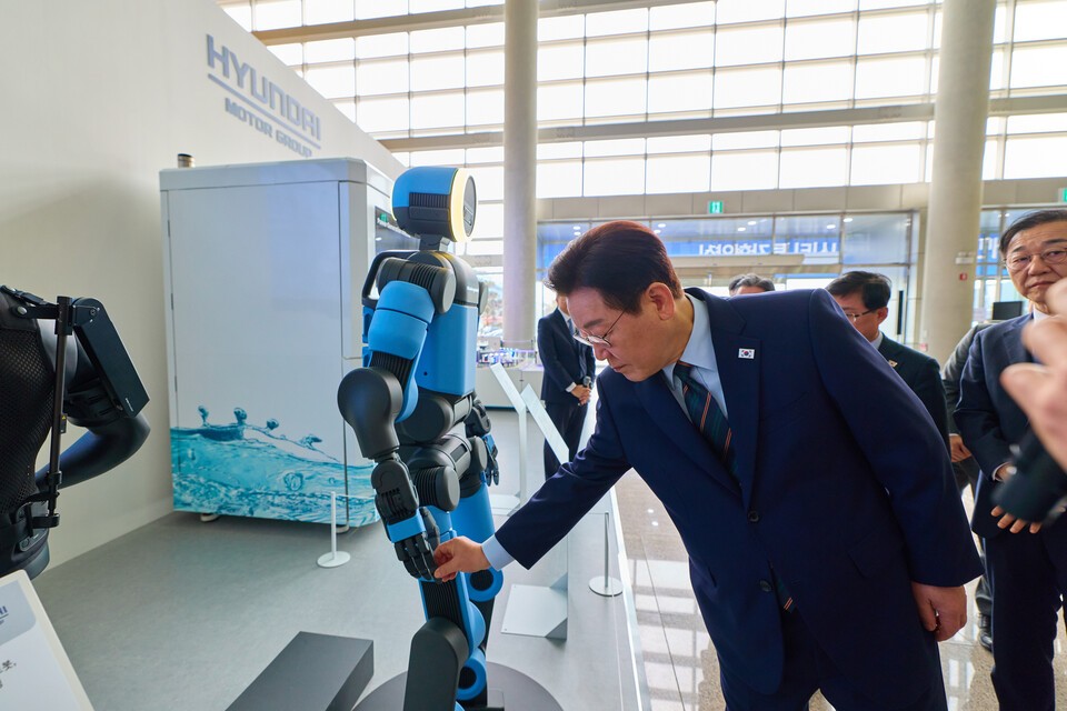 산업부, AI로봇 얼라이언스 간담회..."휴머노이드 3대 강국 목표" - 뉴스 썸네일 이미지