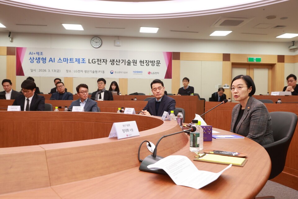 한성숙 장관, 상생형 AI 스마트제조 현장 시찰...대·중소 협력 논의 - 뉴스 썸네일 이미지