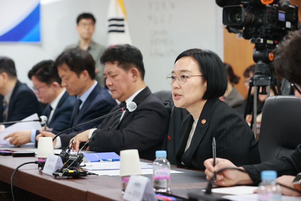 한성숙 중소벤처기업부 장관이 지원사업 심사체계 개선 관련 공공기관 점검 회의에서 발언하고 있다. [사진=중기부]