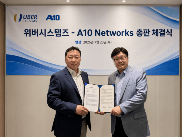 [사진=위버시스템즈 제공 / 최병무 위버시스템즈 대표이사(왼쪽)와 이상훈 A10 Networks 지사장]